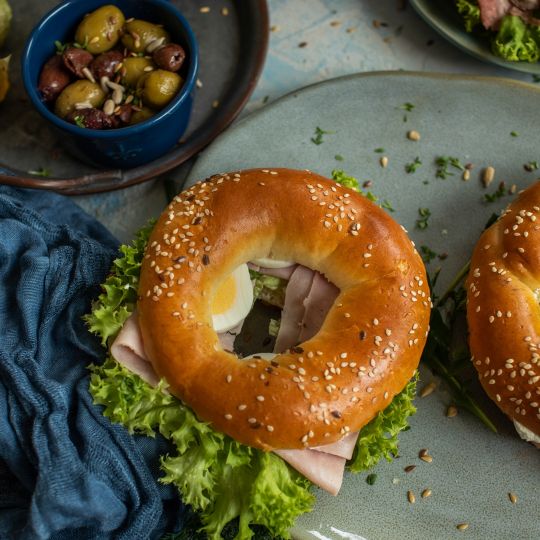 Bagel se šunkou a smetanovým čerstvým sýrem